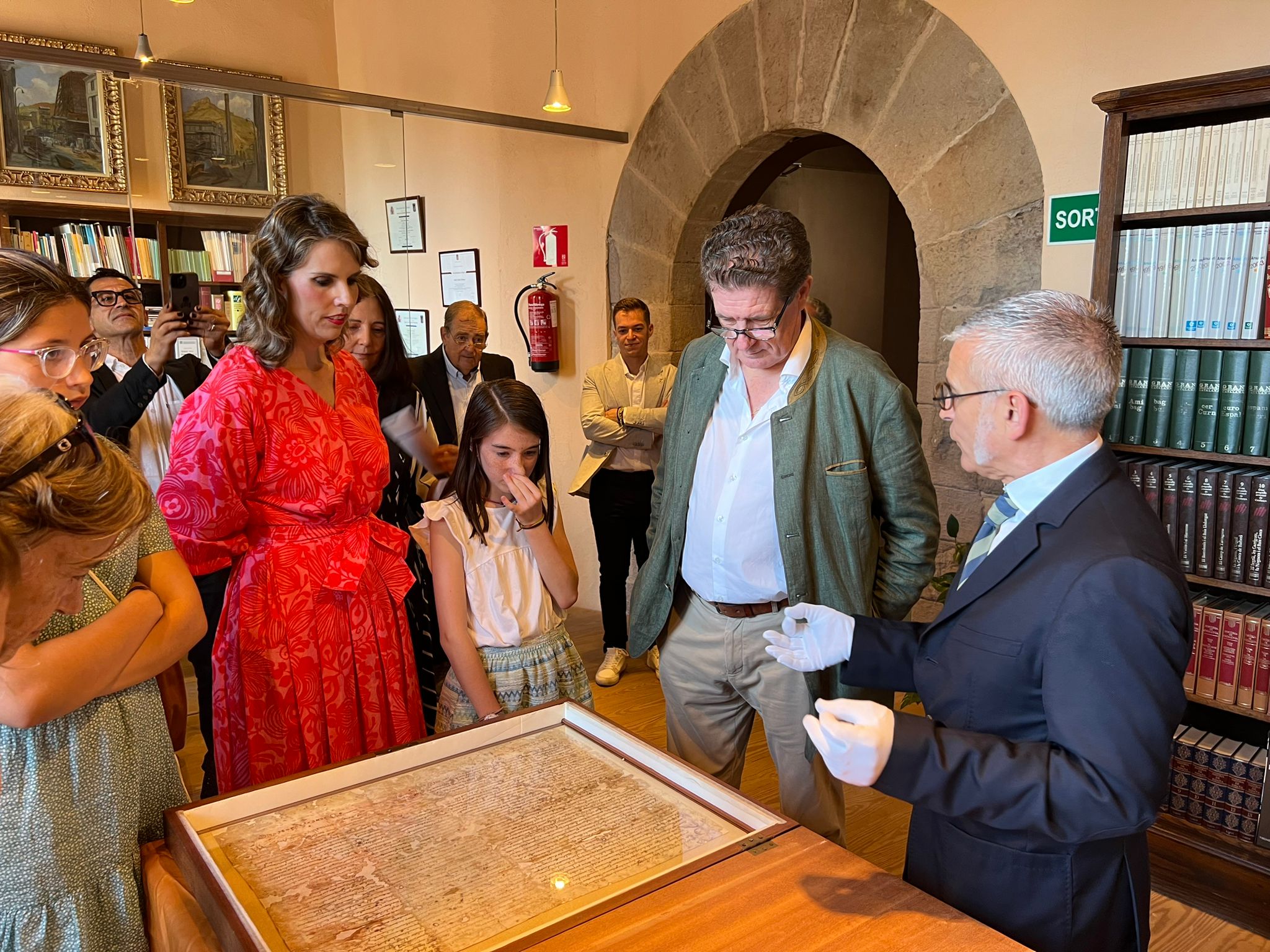 La duquessa de Cardona visita el Casal de Graells i les instal·lacions de l'Arxiu Històric